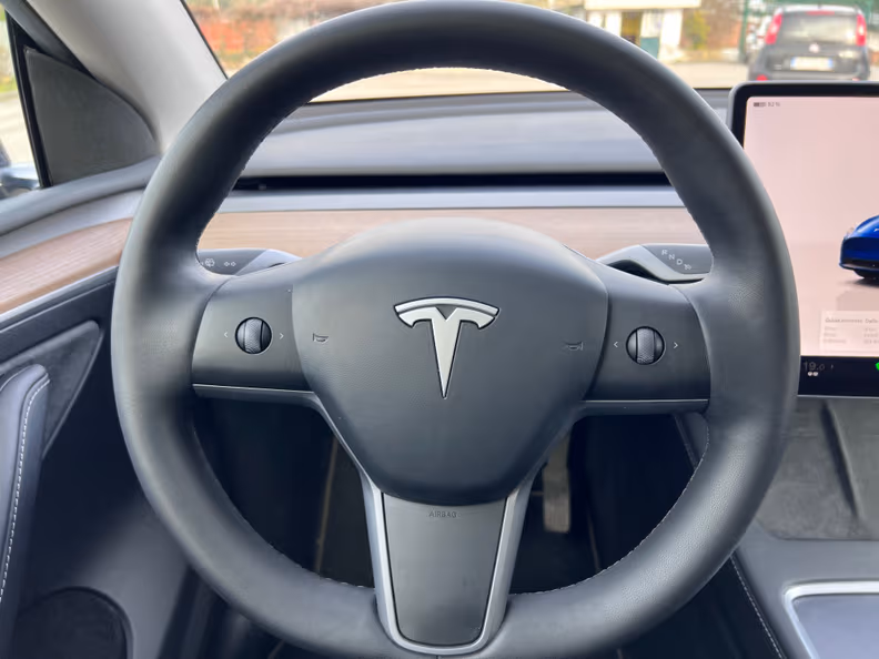 Tesla Model Y - 14