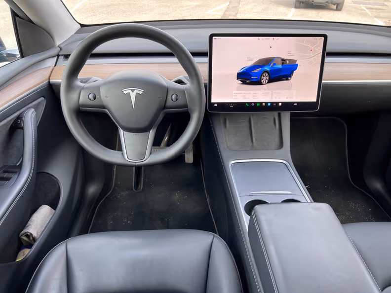 Tesla Model Y - 8