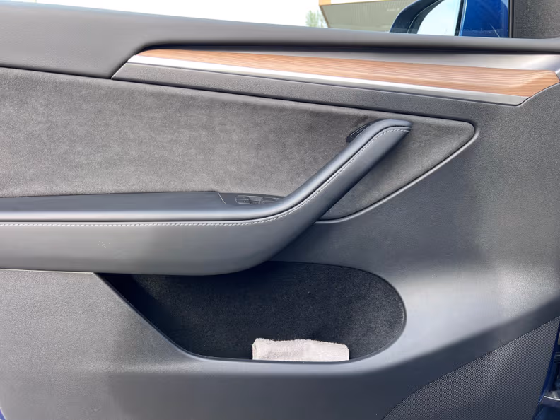 Tesla Model Y - 23