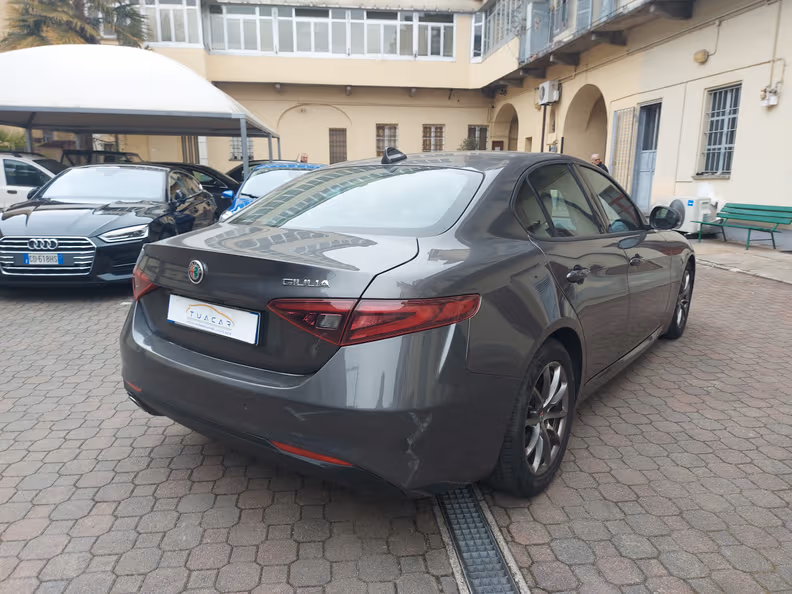 Alfa Romeo Giulia - 5
