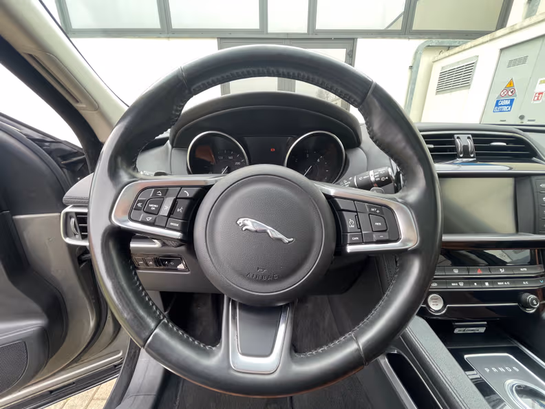 Jaguar F-Pace - 12