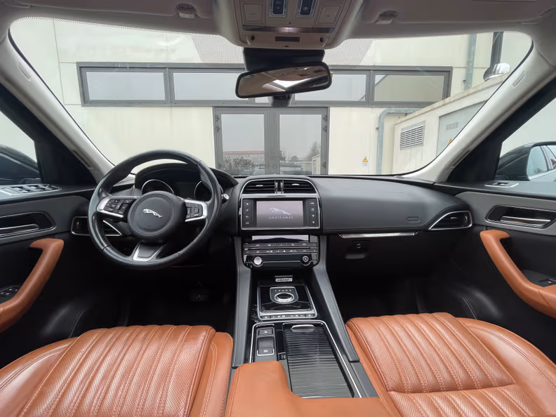 Jaguar F-Pace - 13