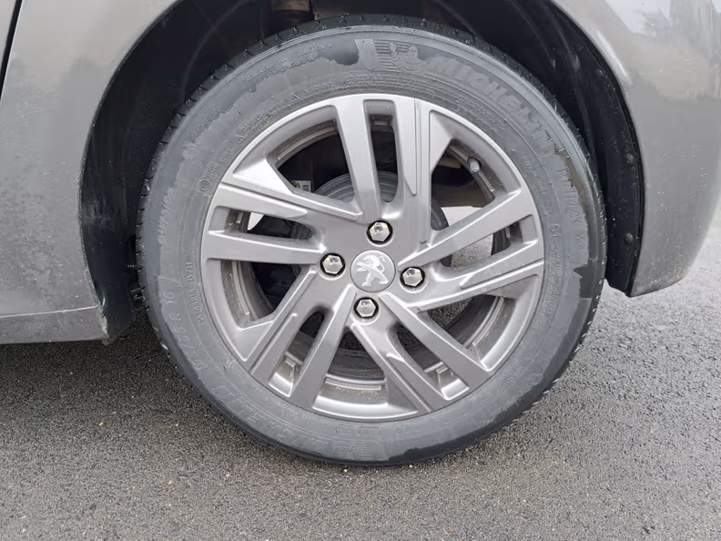 Peugeot 208 - 11