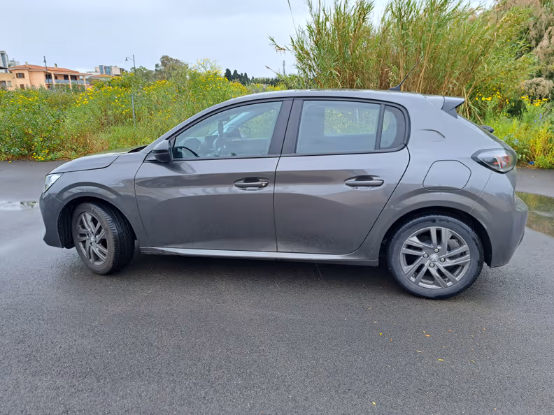 Peugeot 208 - 8
