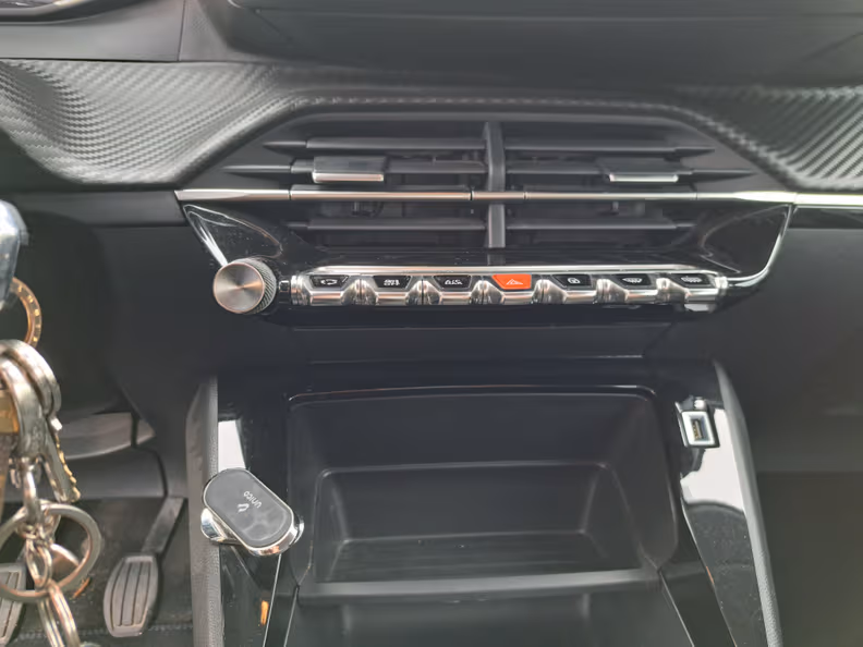 Peugeot 208 - 24