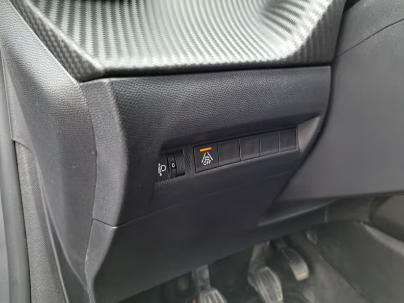 Peugeot 208 - 16