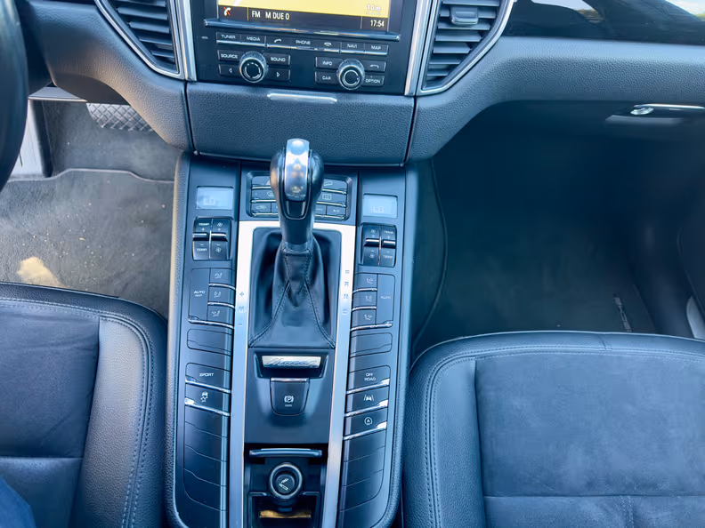 Porsche Macan - 24