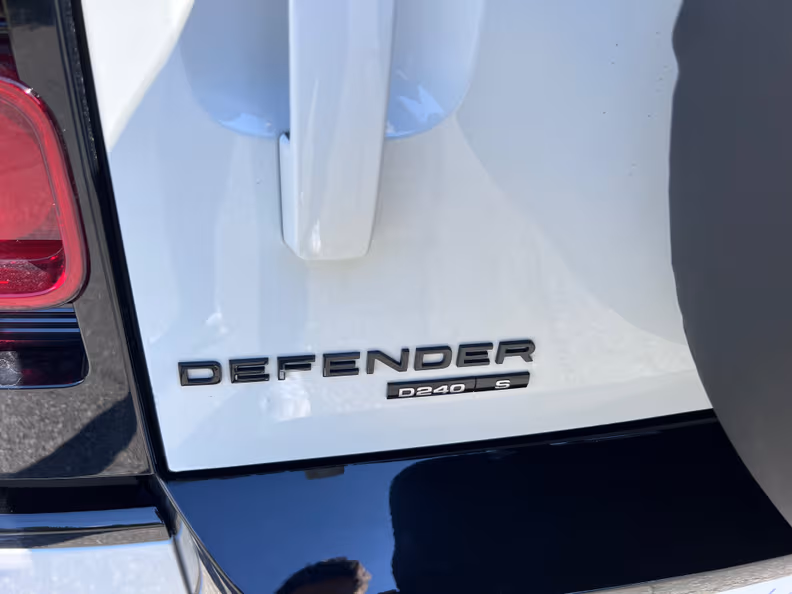 Land Rover Defender - 25