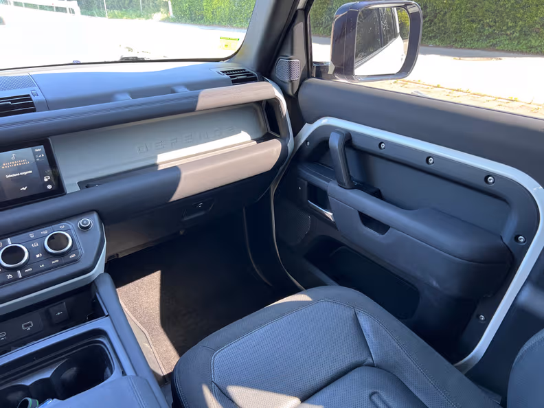 Land Rover Defender - 27