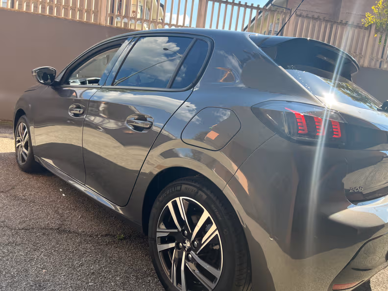 Peugeot 208 - 8