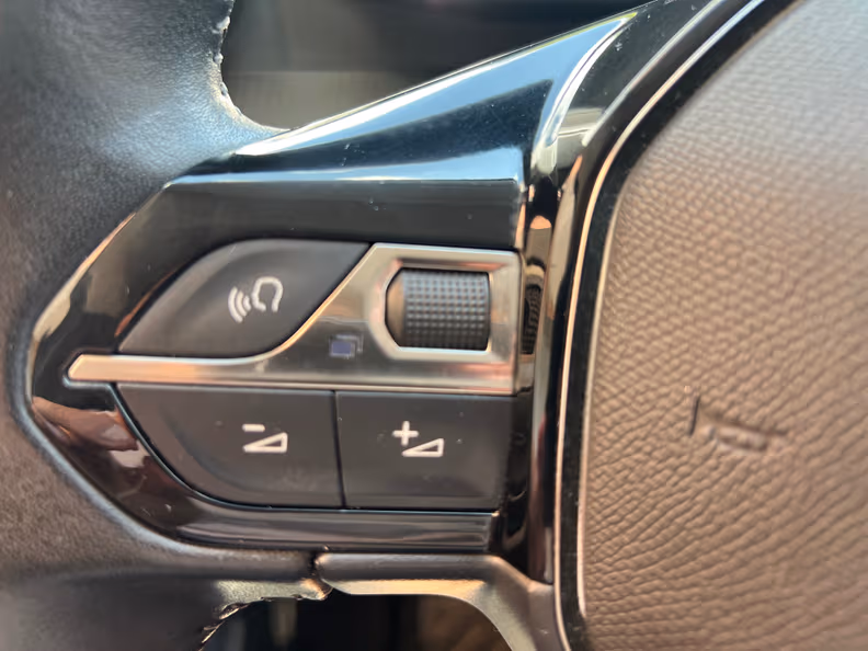 Peugeot 208 - 11