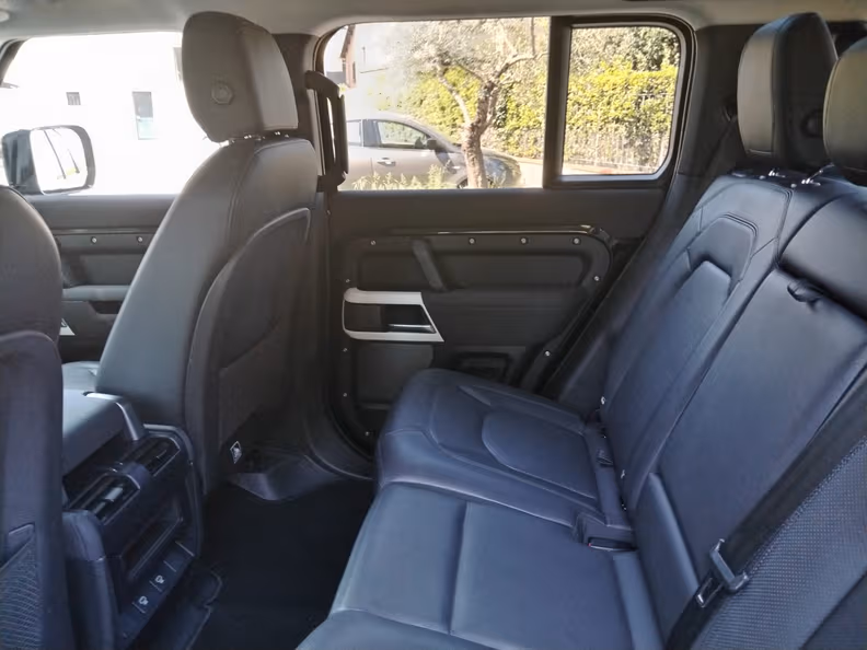 Land Rover Defender - 36