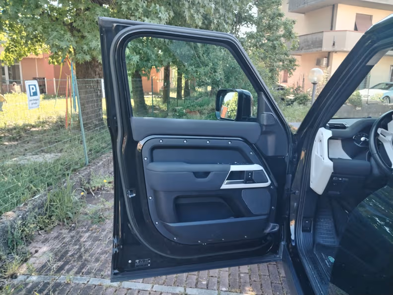 Land Rover Defender - 29