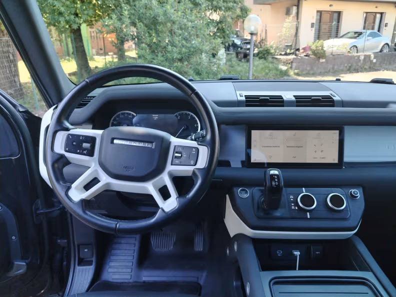 Land Rover Defender - 28