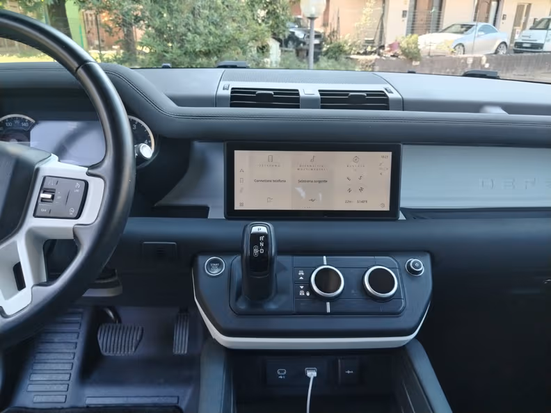 Land Rover Defender - 26
