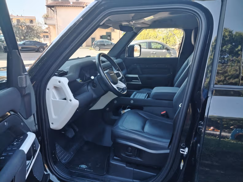 Land Rover Defender - 30