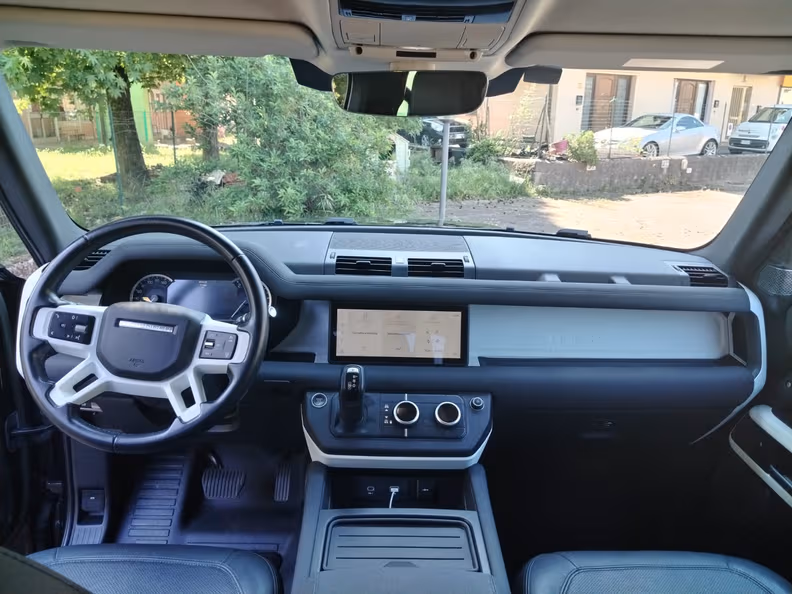 Land Rover Defender - 18