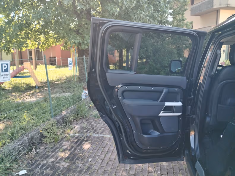 Land Rover Defender - 33