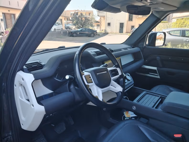 Land Rover Defender - 31