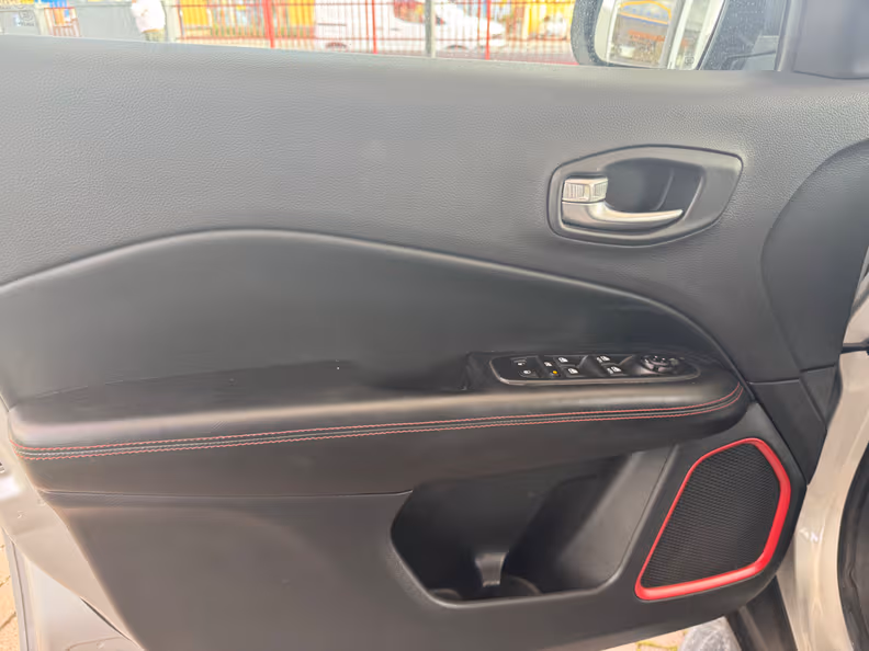 Jeep Compass - 32