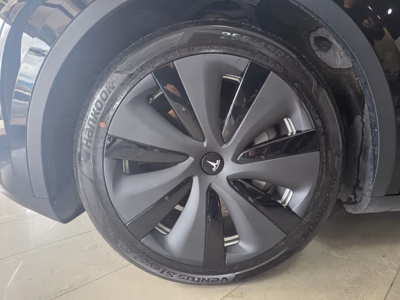 Tesla Model Y - 6