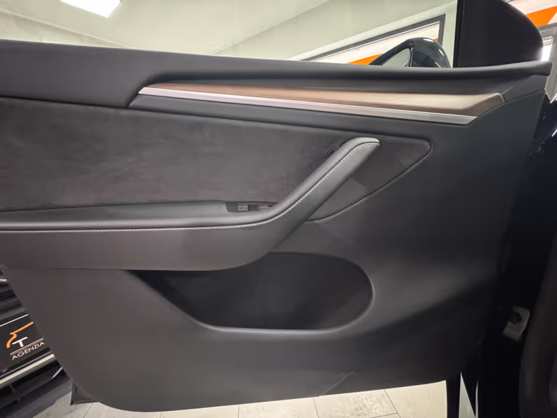 Tesla Model Y - 15