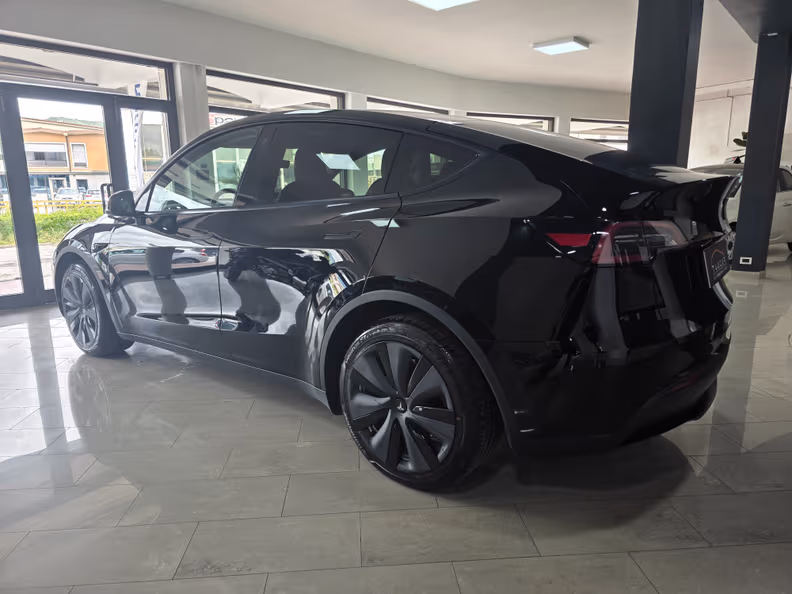 Tesla Model Y - 3
