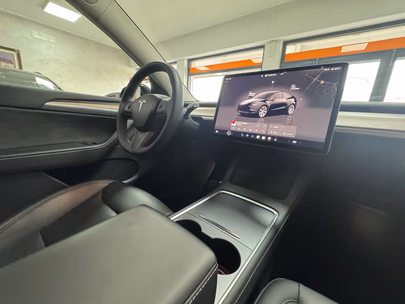 Tesla Model Y - 13