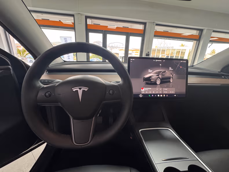 Tesla Model Y - 9