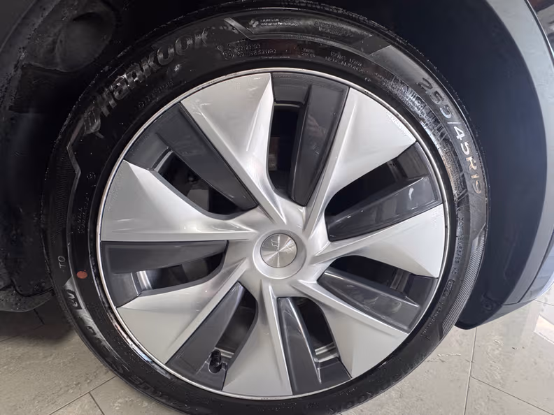 Tesla Model Y - 16