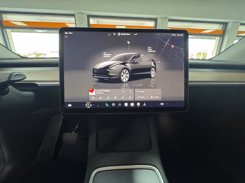 Tesla Model Y - 12