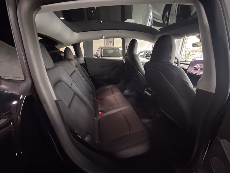 Tesla Model Y - 17