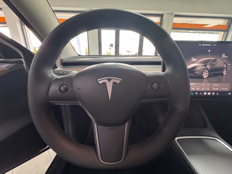 Tesla Model Y - 11