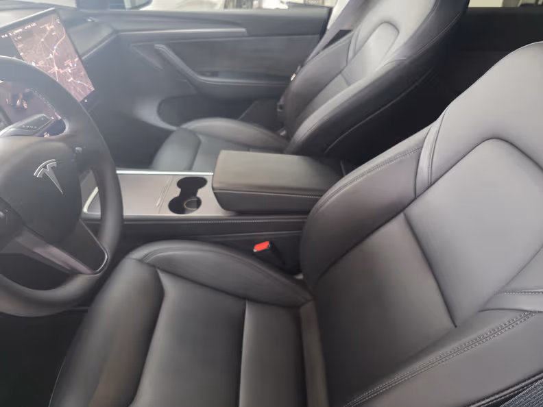 Tesla Model Y - 8