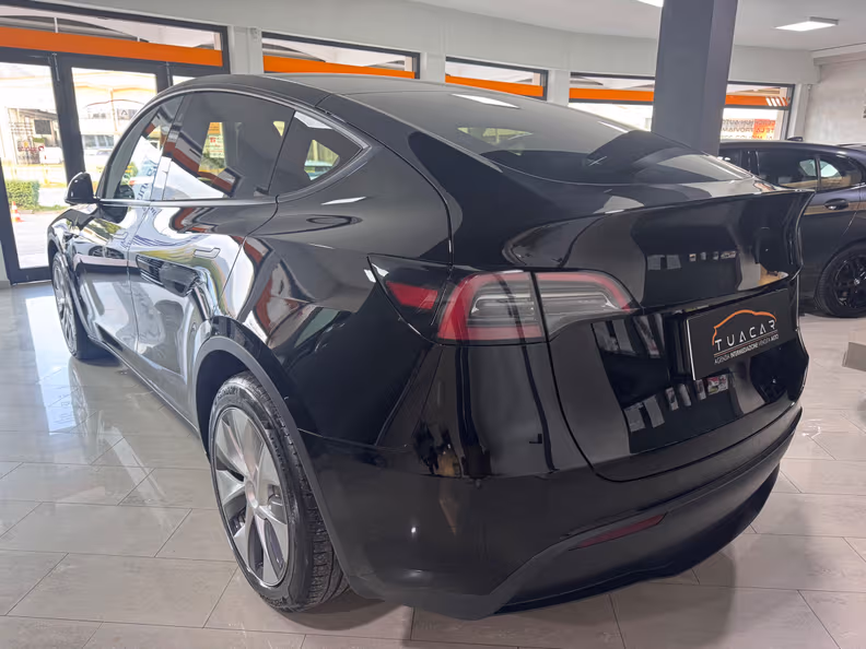 Tesla Model Y - 4
