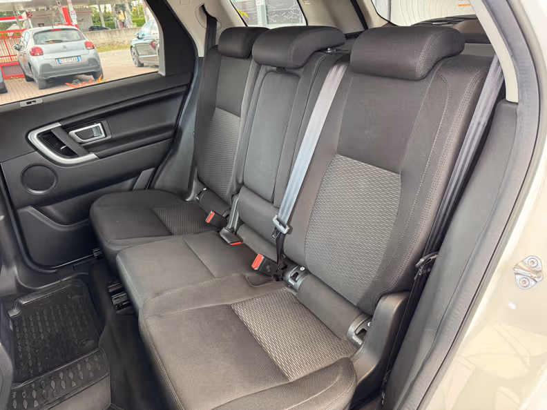 Land Rover Discovery Sport - 12