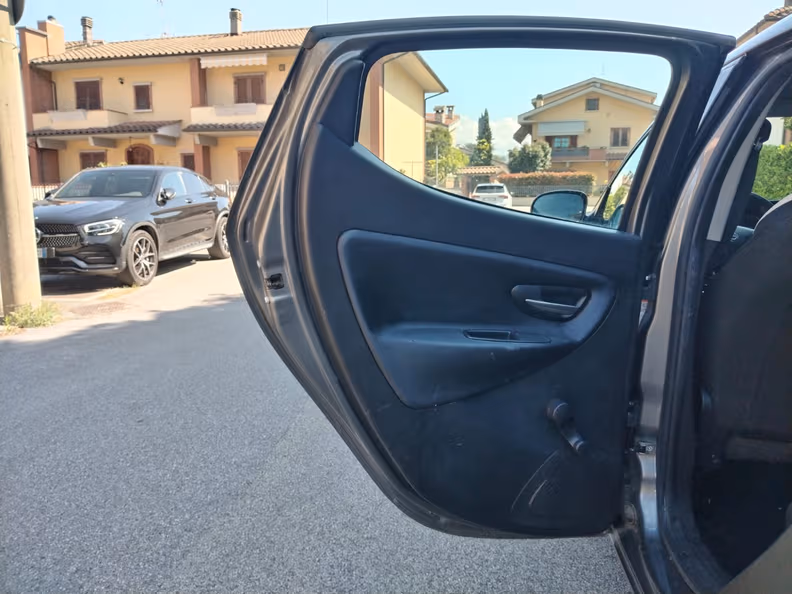 Lancia Ypsilon - 32