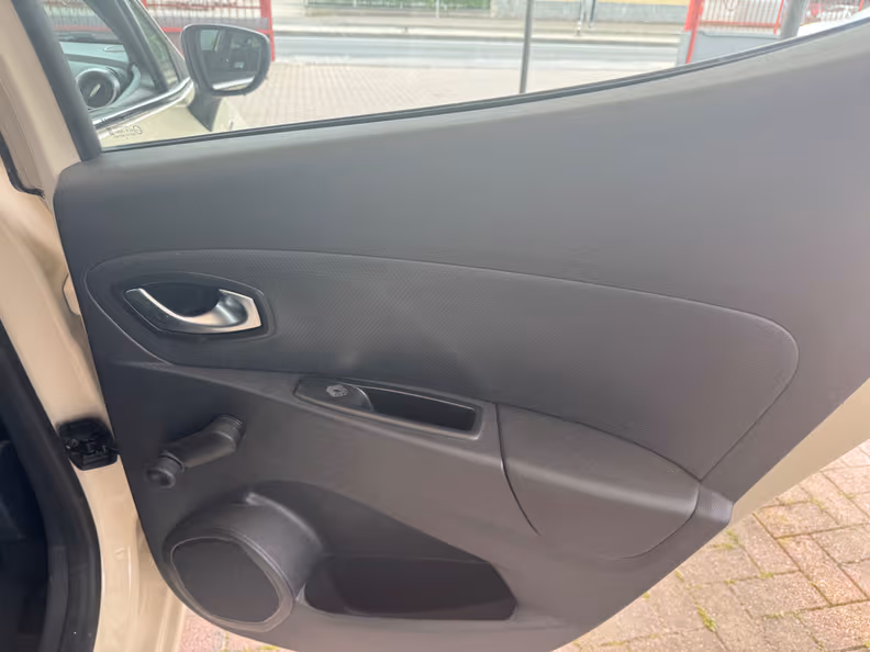 Renault Clio - 23