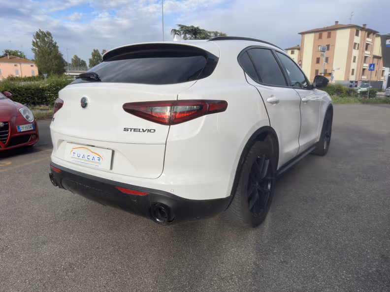 Alfa Romeo Stelvio - 4
