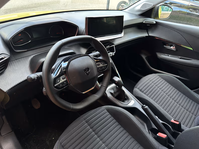 Peugeot 208 - 8