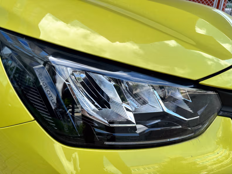 Peugeot 208 - 18