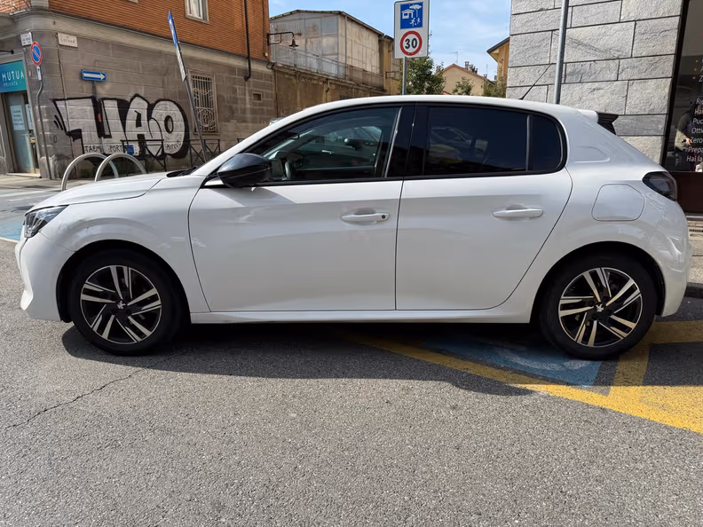 Peugeot 208 - 3