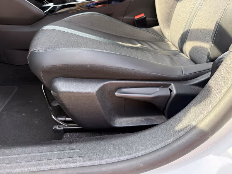Peugeot 208 - 25