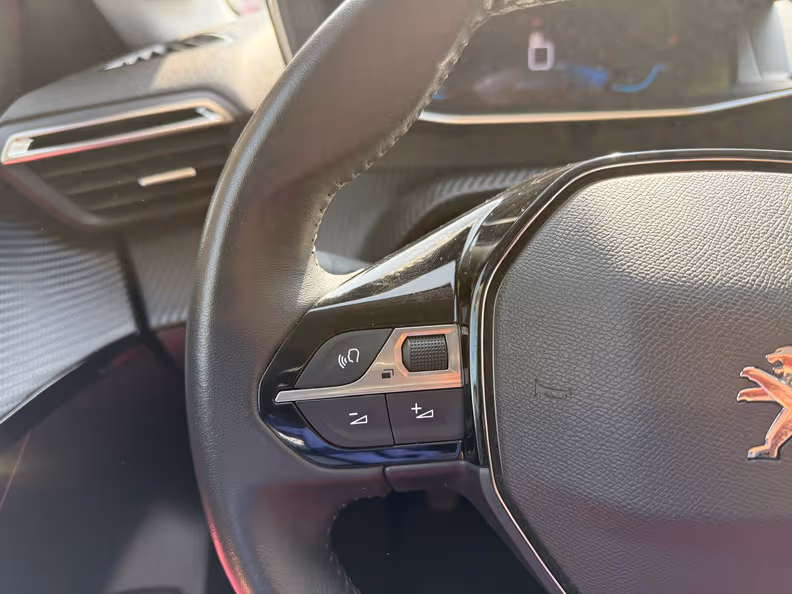Peugeot 208 - 13