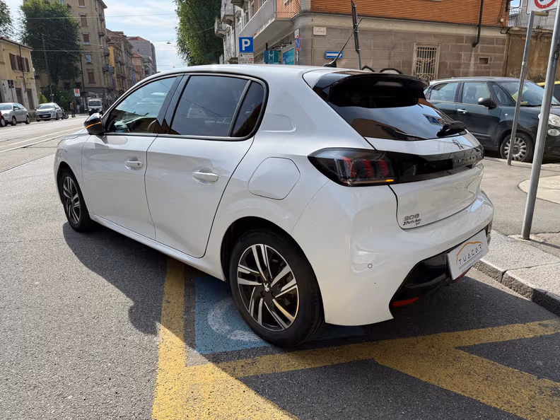 Peugeot 208 - 4