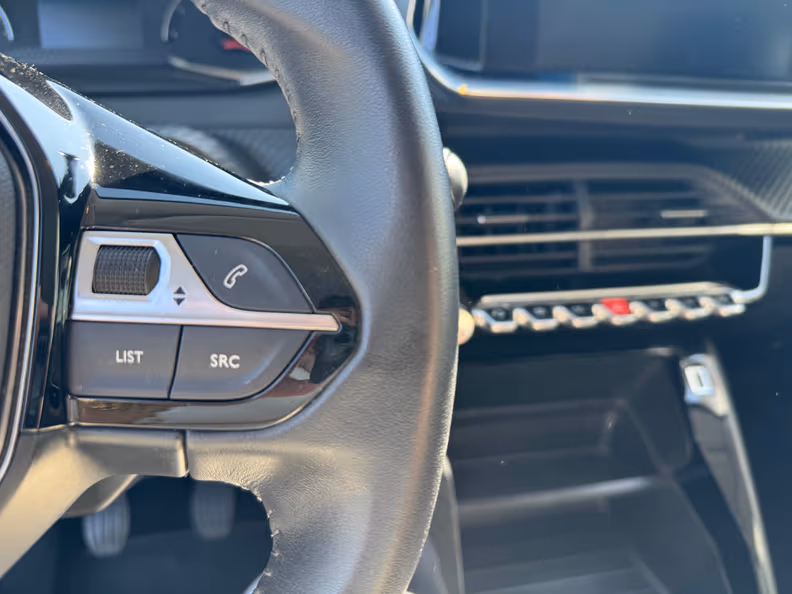 Peugeot 208 - 18