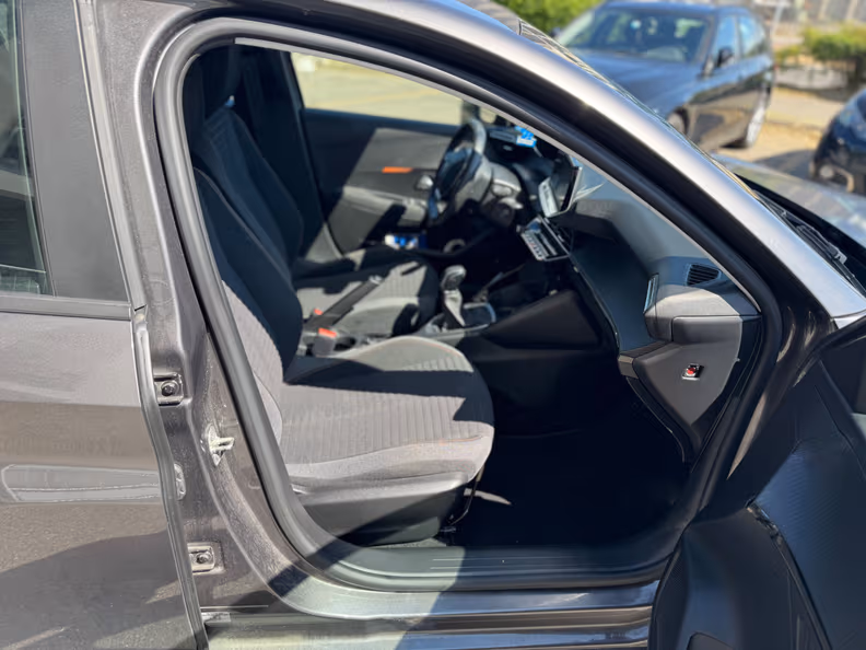 Peugeot 208 - 13