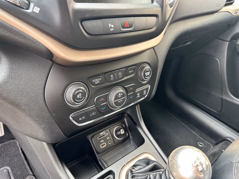 Jeep Cherokee - 30