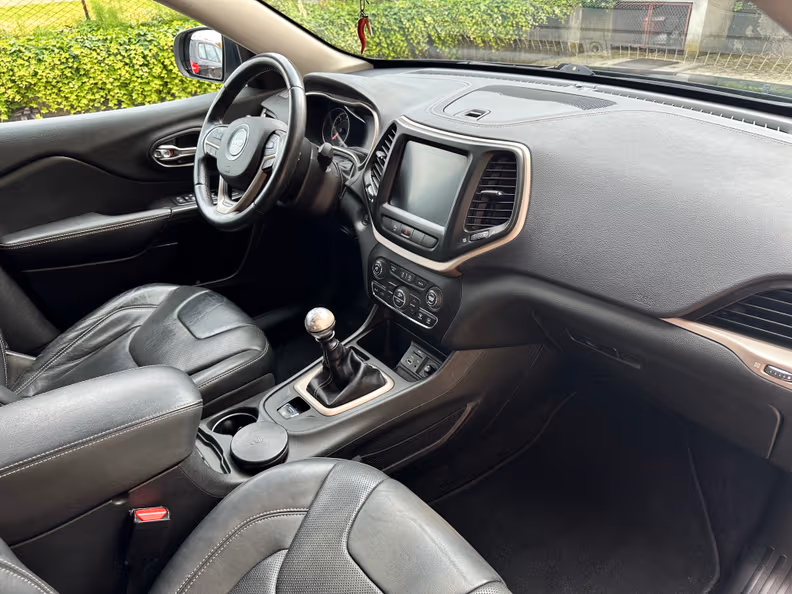 Jeep Cherokee - 19
