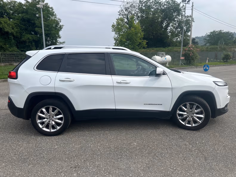 Jeep Cherokee - 4